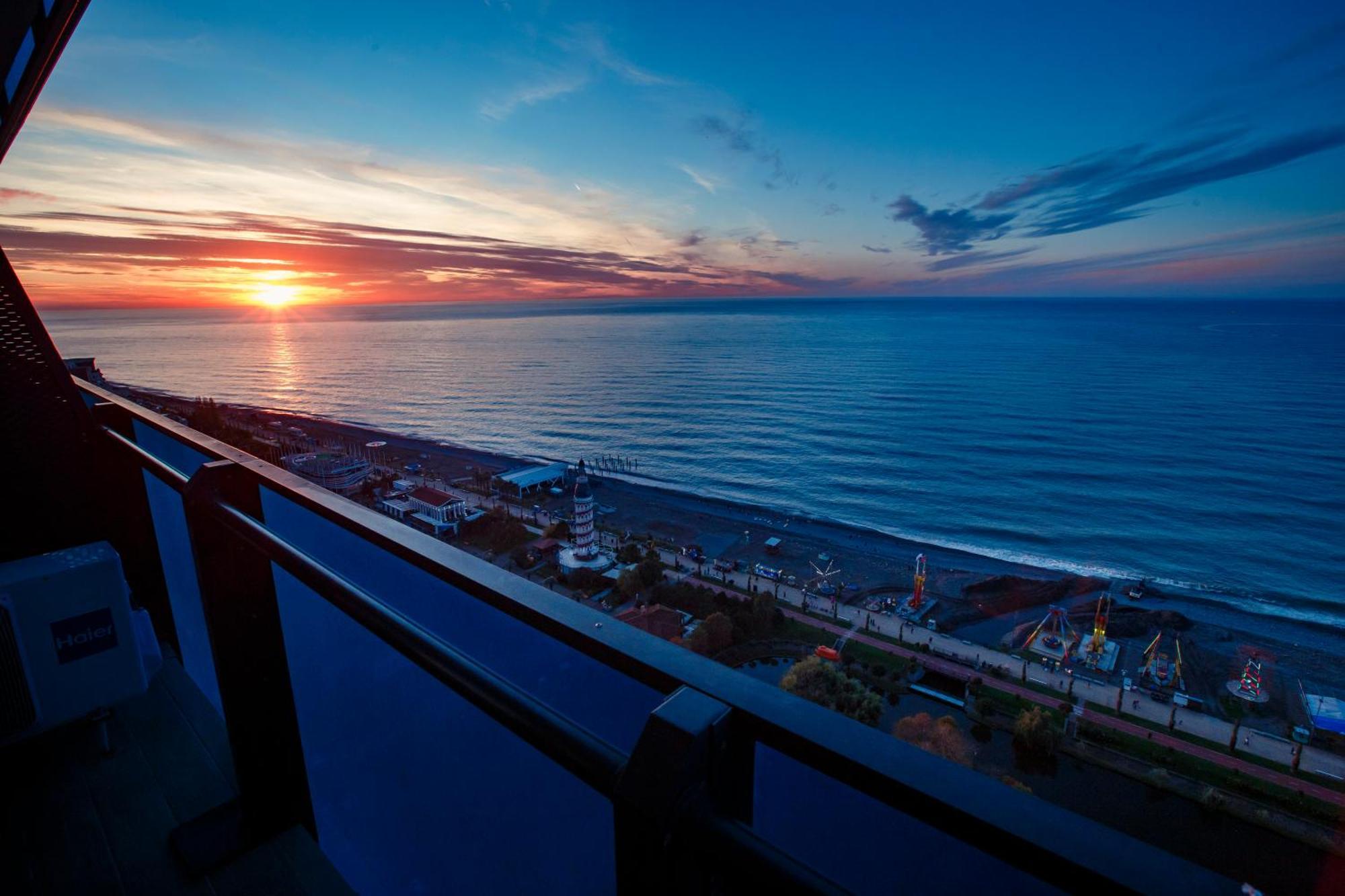 Panorama Orbi Beach Resort Center Suite バトゥーミ エクステリア 写真
